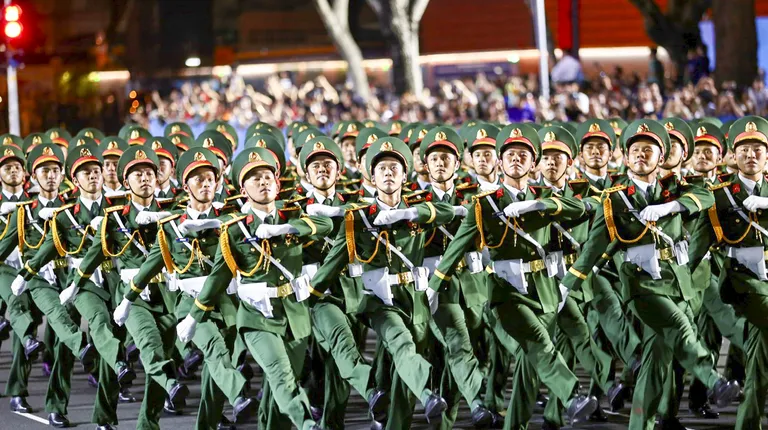 Toàn cảnh tổng hợp luyện các khối diễu binh 30-4 trên đường Lê Duẩn