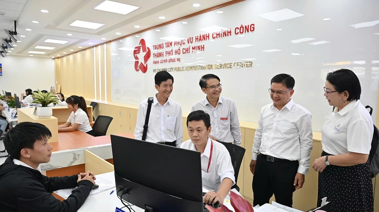 Lãnh đạo TP.HCM kiểm tra 'siêu' Trung tâm Phục vụ hành chính công ngày đầu vận hành