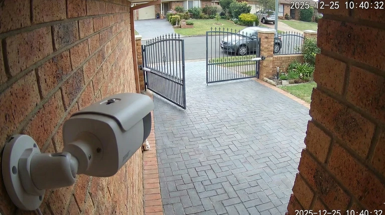 Bị camera an ninh phía hàng xóm chĩa thẳng vào nhà, phải làm sao?