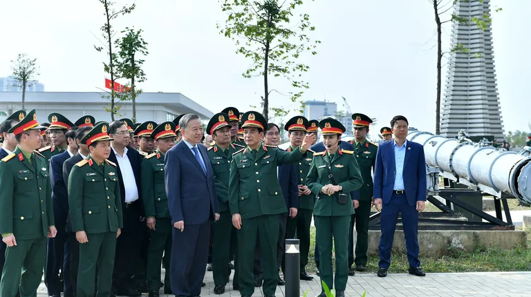 Tổng Bí thư Tô Lâm thăm và lưu bút sổ vàng tại Bảo tàng Lịch sử quân sự Việt Nam