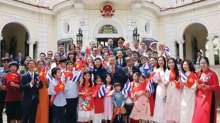 Tổng Bí thư Tô Lâm và phu nhân gặp mặt cộng đồng người Việt Nam tại Cuba.