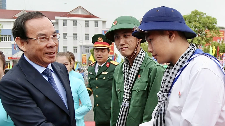 Bí thư Nguyễn Văn Nên động viên các thanh niên TP.HCM lên đường nhập ngũ