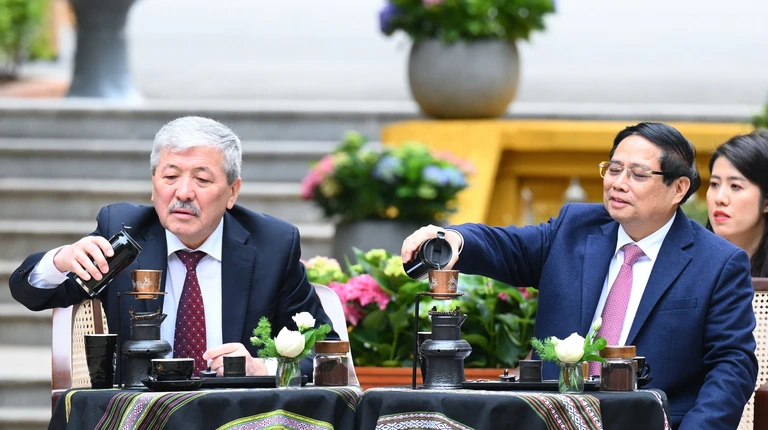 Thủ tướng Việt Nam và Thủ tướng Kyrgzystan thăm Nhà sàn Bác Hồ, tự pha cà phê Việt Nam