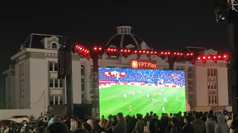 Người dân Phú Thọ xem trận Việt Nam - Indonesia qua màn LED siêu lớn