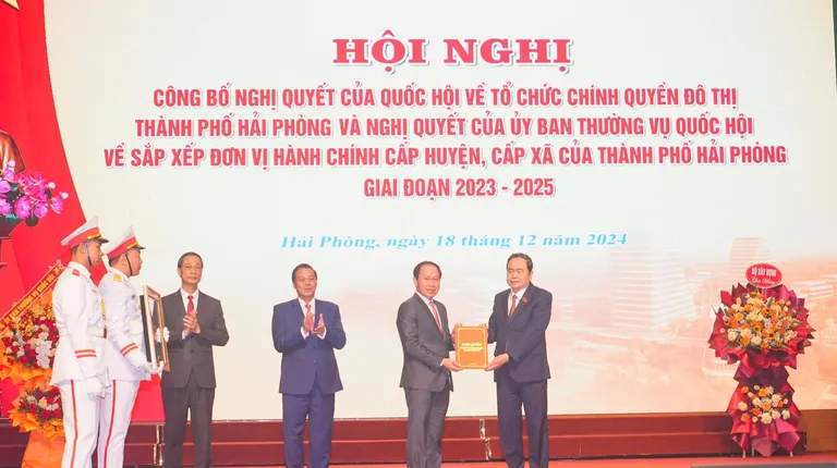 Chủ tịch Quốc hội trao Nghị quyết về sắp xếp đơn vị hành chính cấp huyện, xã ở Hải Phòng