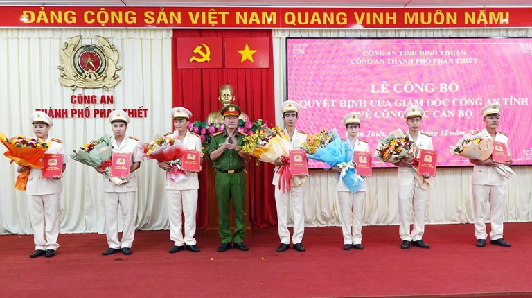 Công bố nhân sự Công an 2 phường mới sáp nhập của TP Phan Thiết