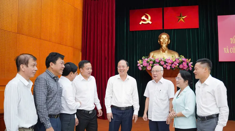 Phó Bí thư thường trực Thành ủy TP.HCM Nguyễn Hồ Hải (thứ tư từ phải qua) cùng các đại biểu tham dự hội nghị. Ảnh: THUẬN VĂN