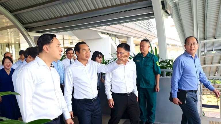 Chủ tịch Nguyễn Văn Được đi metro đến Trung tâm Phục vụ Hành chính công TP.HCM