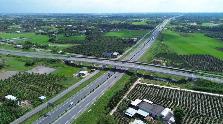 Cao tốc TP.HCM - Trung Lương là tuyến đầu tiên ở phía Nam làm trên cầu cạn.