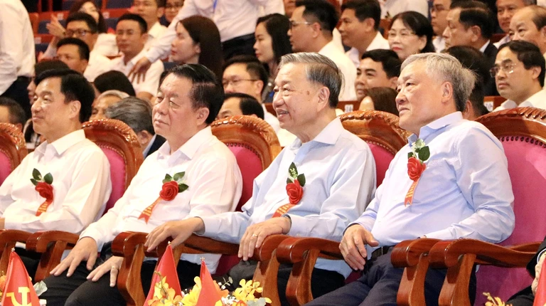 Tổng Bí thư Tô Lâm dự chương trình nghệ thuật 'Đảng trong mùa xuân đại thắng' tại Đà Nẵng