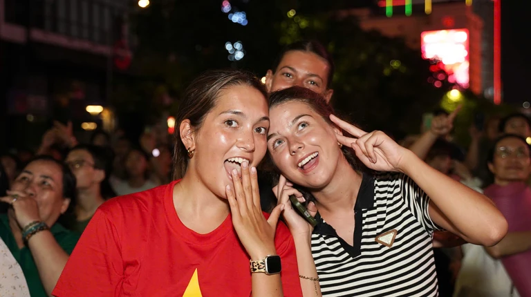 Người dân TP.HCM và du khách vỡ òa với màn pháo hoa mừng đại lễ 30-4 