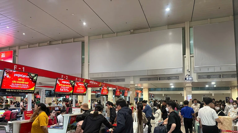 Hơn 156.000 hành khách qua sân bay Tân Sơn Nhất ngày 12-2