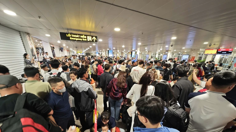 Ngày 26 Tết: sân bay Tân Sơn Nhất lập kỷ lục đón khách, nhà ga hầu như không còn chỗ trống 