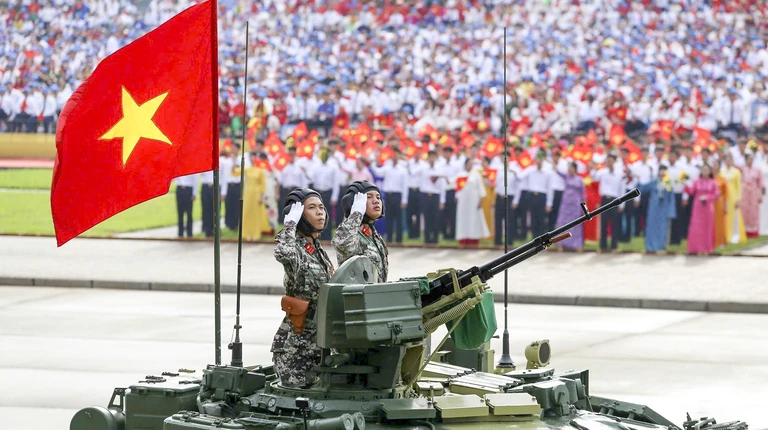 Quân đội nhân dân vững bước dưới cờ Đảng quang vinh 