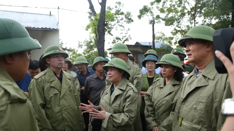 Bí thư Thành uỷ Hà Nội: Phải đảm bảo bà con vùng rốn lũ không bị đói, rét