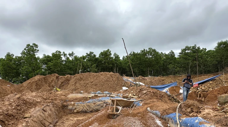 Giá vàng tăng, người dân kéo vào Bồng Miêu khai thác vàng trái phép