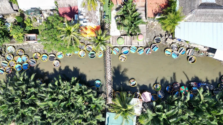 Hàng trăm thúng chai phục vụ du khách tham quan rừng dừa. Ảnh: TN