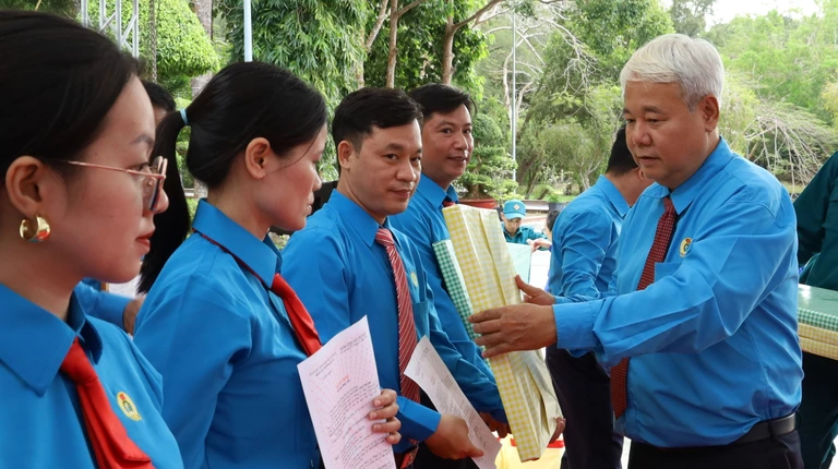 32 công nhân ưu tú được kết nạp Đảng tại đặc khu Côn Đảo