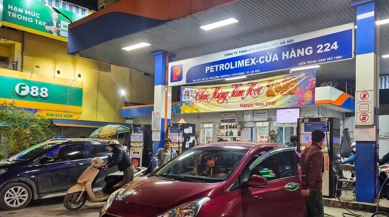 Nóng: Từ 22 giờ hôm nay, 11-3, giá xăng giảm gần 4.000 đồng/lít