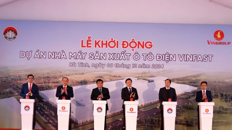Phó Thủ tướng ấn nút khởi động Dự án Nhà máy sản xuất ô tô điện VinFast tại Hà Tĩnh