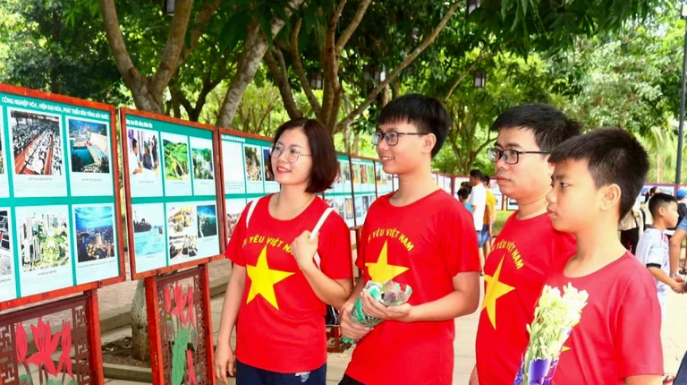 Trưng bày chuyên đề 'Đảng Cộng sản Việt Nam- 95 năm những chặng đường vẻ vang'