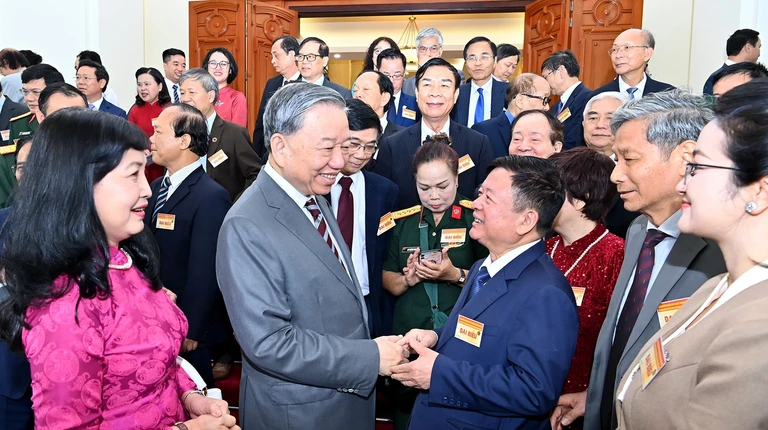 Tổng Bí thư Tô Lâm cùng các đại biểu tại Hội nghị gặp mặt đại biểu trí thức, nhà khoa học, văn nghệ sĩ nhân kỷ niệm 80 năm Cách mạng Tháng Tám và Quốc khánh 2-9 vào ngày 6-8. Ảnh: BÁO NHÂN DÂN