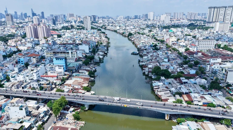 TP.HCM đặt mục tiêu đến năm 2030, phấn đấu hoàn thành công tác di dời 50% nhà trên và ven kênh rạch (khoảng 20.000 căn). Trong ảnh: Khu nhà trên và ven sông bờ bắc kênh Đôi. Ảnh: THUẬN VĂN