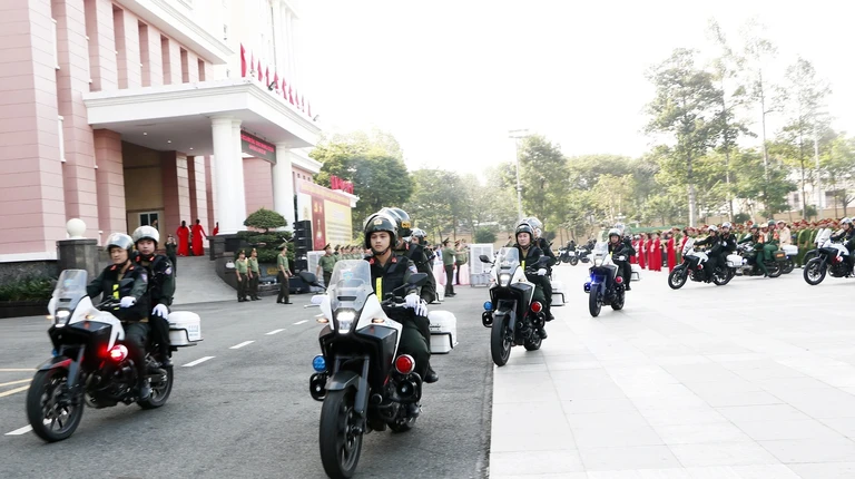 Sáng 12-12-2025, Công an TP.HCM tổ chức lễ ra quân thực hiện cao điểm phòng ngừa, phát hiện, ngăn chặn và trấn áp tội phạm, bảo đảm an ninh trật tự dịp Tết Nguyên đán Bính Ngọ 2026. Ảnh: L.ÁNH