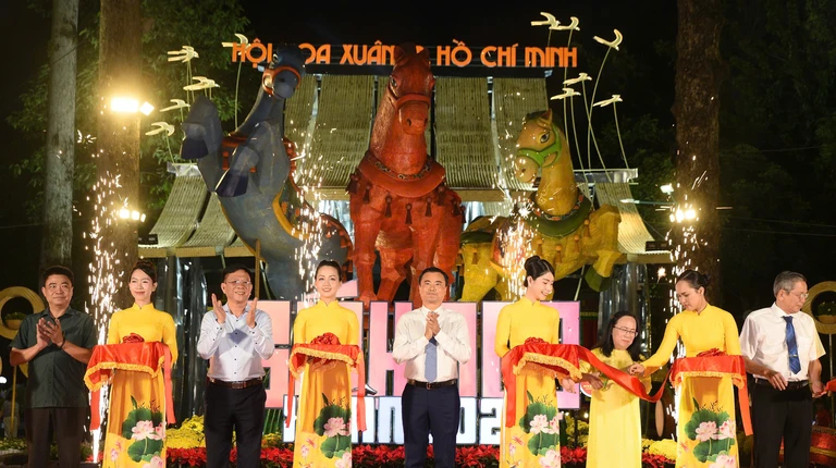 Hội hoa xuân khai mạc rực rỡ: Điểm hẹn Tết không thể bỏ qua giữa lòng thành phố