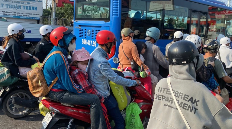 Người dân lỉnh kỉnh đồ đạc trở lại TP.HCM