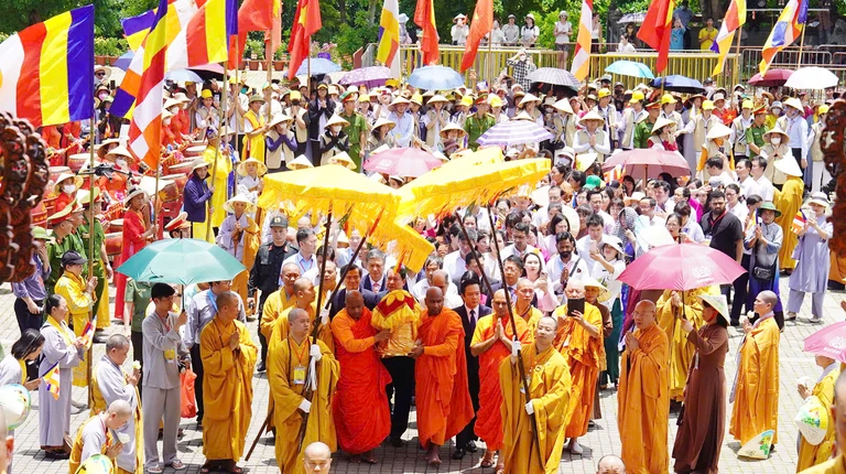 Người dân Ninh Bình rước xá lợi Đức Phật về chùa Bái Đính