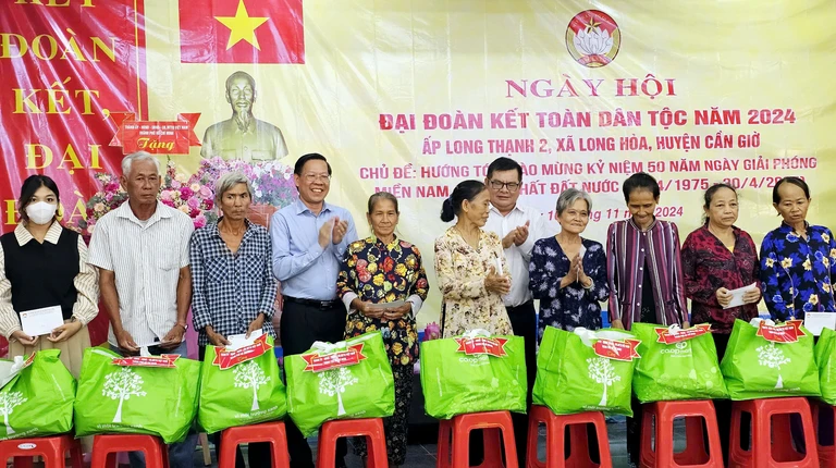 Chủ tịch Phan Văn Mãi dự ngày hội đại đoàn kết ở huyện Cần Giờ