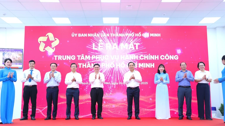Ra mắt Trung tâm Phục vụ Hành chính công TP.HCM: Bước chuyển từ 'quản lý' sang 'phục vụ'