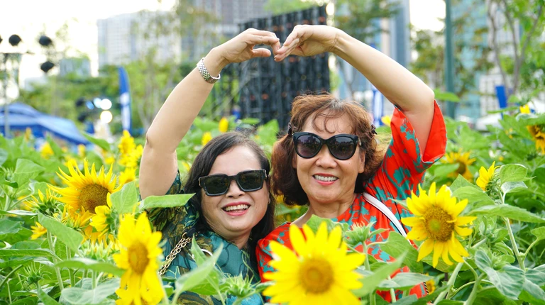 Công viên lớn nhất TP Thủ Đức thu hút người dân đến check-in chiều cuối năm 