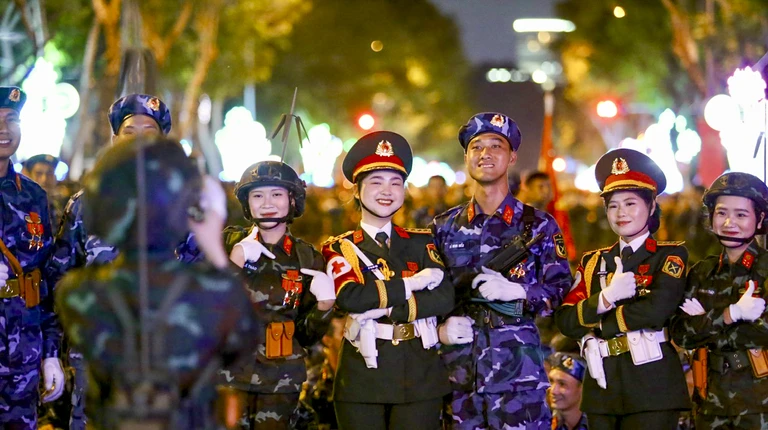 Đang diễn ra tổng hợp luyện các khối diễu binh 30-4 trên đường Lê Duẩn