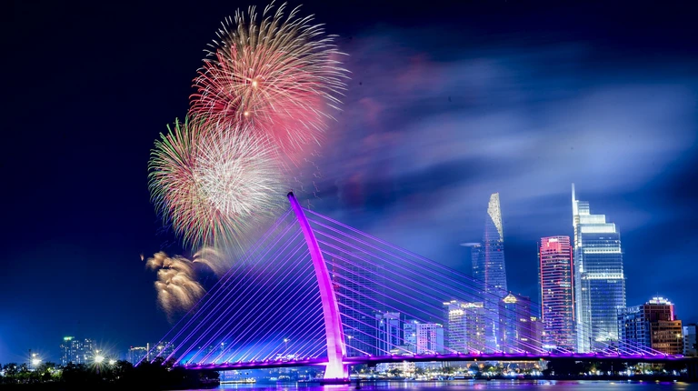 Mãn nhãn màn trình diễn 'Sắc màu thành phố Bác' hưởng ứng kỷ niệm 30-4