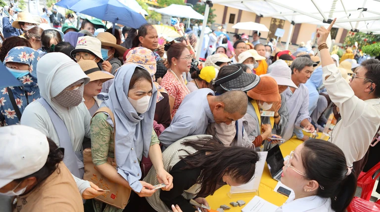 Hàng chục ngàn người đến Việt Nam Quốc Tự chiêm bái xá lợi trái tim Bồ tát Thích Quảng Đức