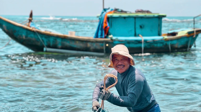 Ngư dân Quảng Ngãi vào mùa săn nhum biển ở mũi Ba Làng An