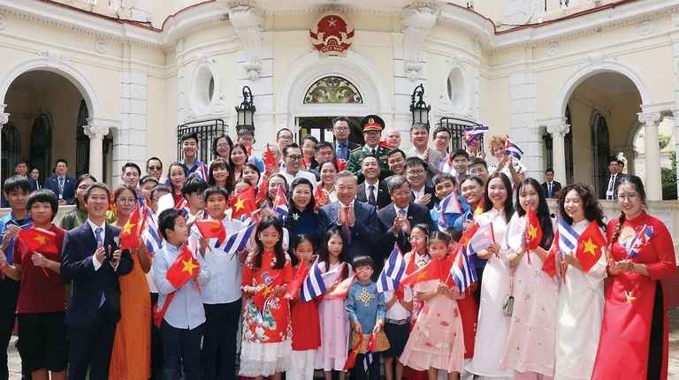 Tổng Bí thư Tô Lâm và phu nhân gặp mặt cộng đồng người Việt Nam tại Cuba.