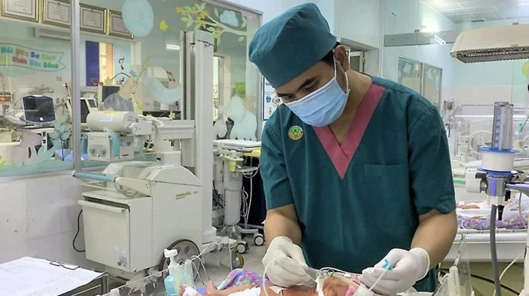 Bộ Chính trị đồng ý đề xuất không kỷ luật trường hợp sinh con thứ ba 