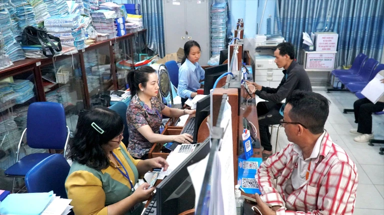 Nữ công chức hộ tịch ở xã đông dân nhất TP.HCM