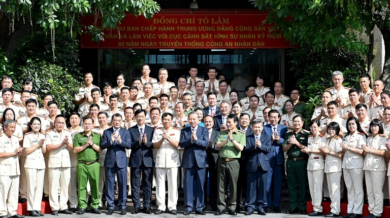 Tổng Bí thư: '80 năm - Vinh quang Công an nhân dân Việt Nam'