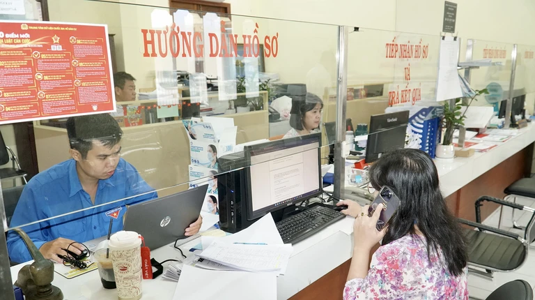 Bộ Chính trị yêu cầu Bộ Nội vụ khẩn trương hoàn thiện đề án tiền lương và phụ cấp