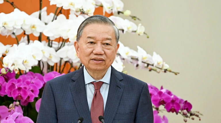 Vững bước dưới cờ Đảng