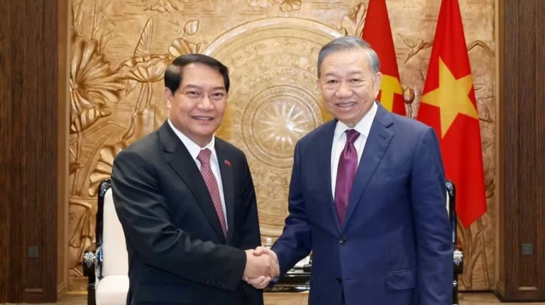 Việt Nam luôn dành ưu tiên cao nhất cho mối quan hệ với Lào