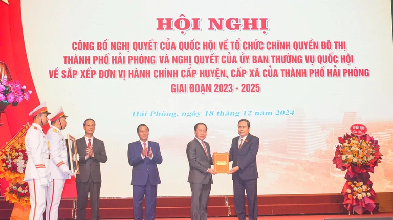 Chủ tịch Quốc hội trao Nghị quyết về sắp xếp đơn vị hành chính cấp huyện, xã ở Hải Phòng