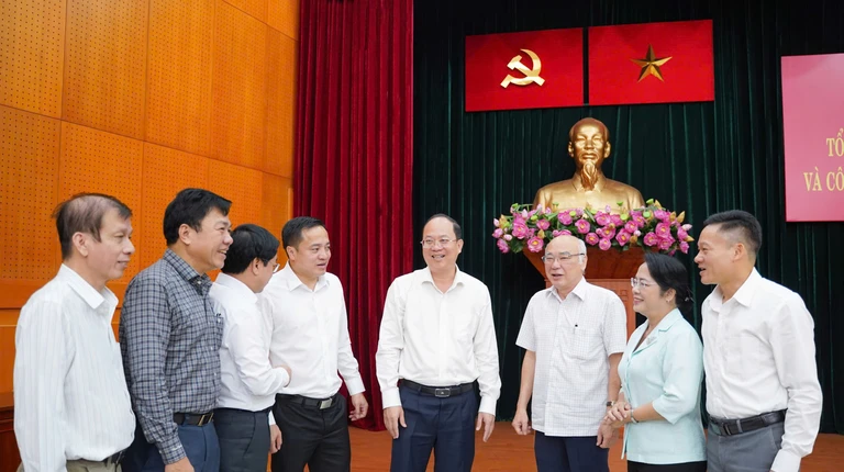 Phó Bí thư thường trực Thành ủy TP.HCM Nguyễn Hồ Hải (thứ tư từ phải qua) cùng các đại biểu tham dự hội nghị. Ảnh: THUẬN VĂN