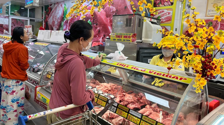 27 Tết hàng hóa đổ về 3 chợ đầu mối ở TP.HCM tăng mạnh, giá thịt heo tăng cao