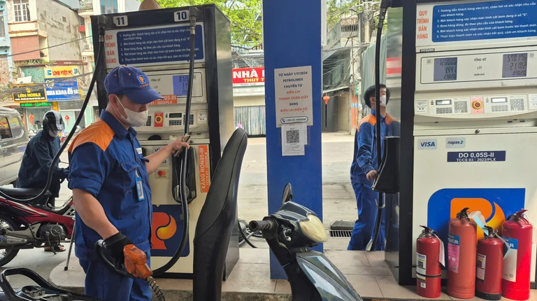 Giá xăng giảm gần 4.000 đồng/lít
