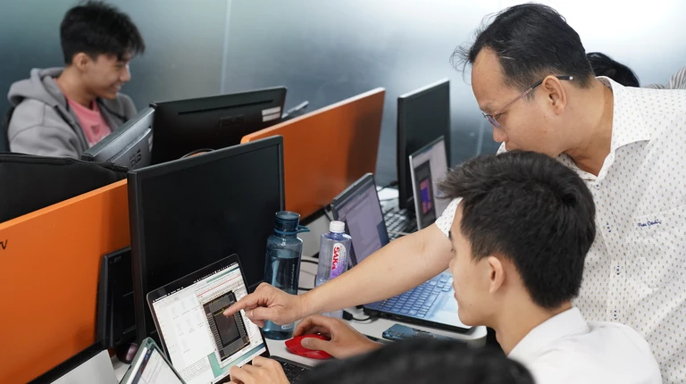 Các ngành công nghiệp yêu cầu kỹ thuật cao đang thiếu trầm trọng nguồn nhân lực. Trong ảnh: TS Nguyễn Minh Sơn, Trưởng khoa Kỹ thuật máy tính Trường ĐH Công nghệ thông tin, ĐH Quốc gia TP.HCM, đang hướng dẫn sinh viên ngành bán dẫn. Ảnh: MINH HOÀNG